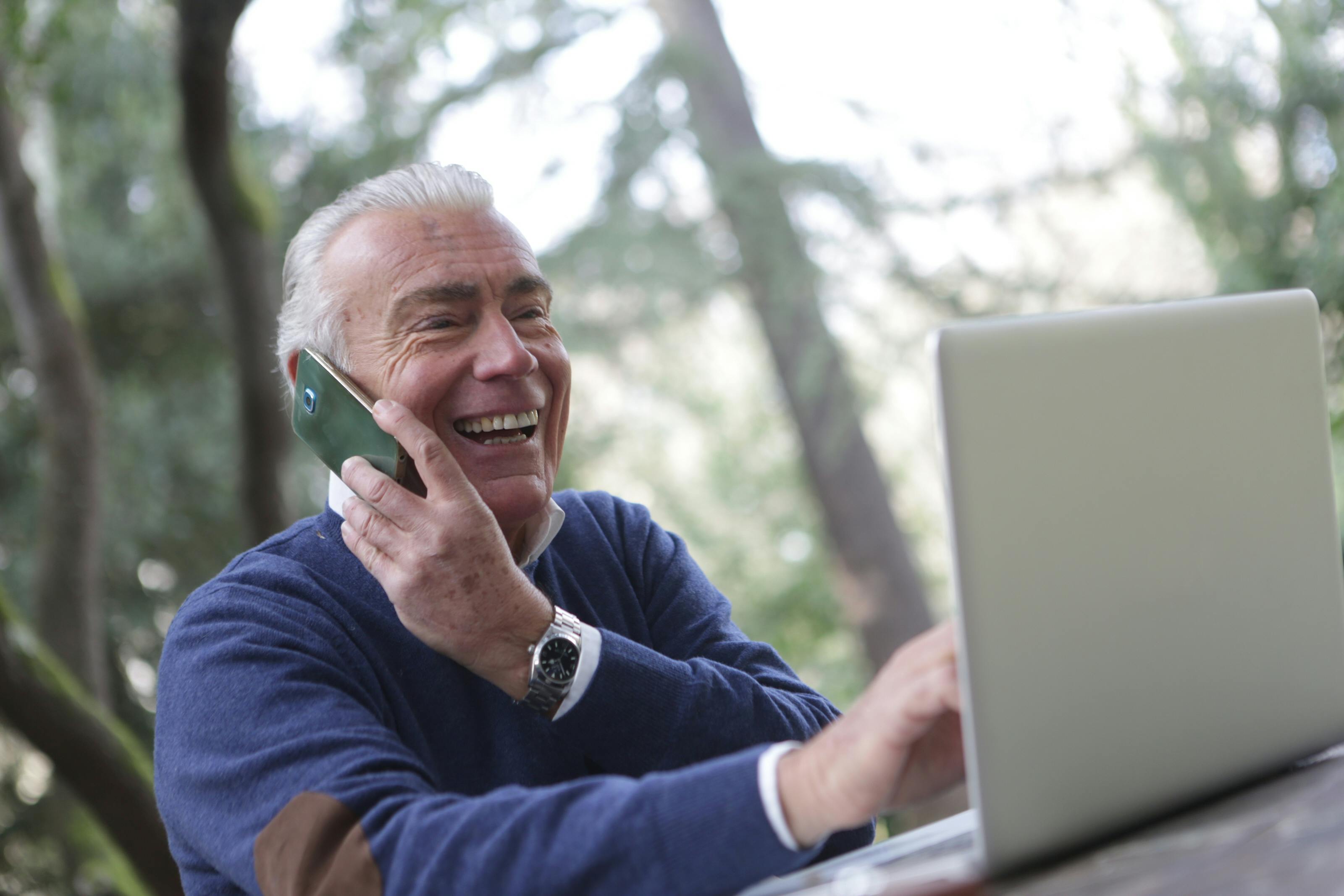 A man talking on his phone | Source: Pexels