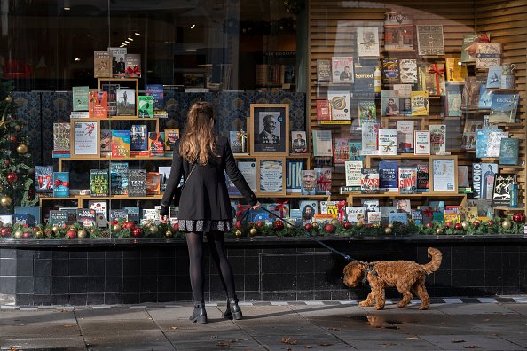 Une femme regarde à travers la vitrine de librairie britannique. |Photo : Getty Images