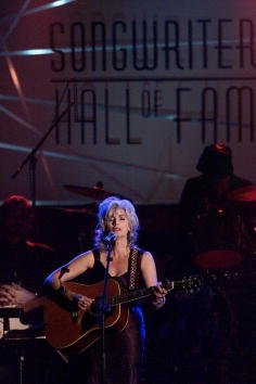 EmmyLou Harris performs at the Songwriters Hall of Fame 32nd Annual Awards at Sheraton New York Hotel and Towers in New York City. June 14, 2001. | Source: Getty Images.