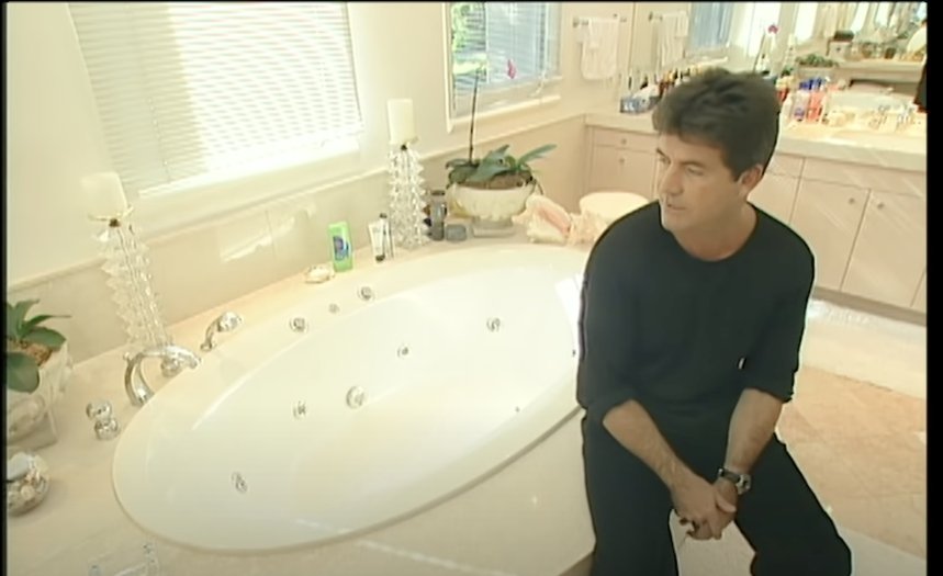 Simon Cowell showing off his master bathroom at his Los Angeles, California home on "MTV Cribs" in 2002 | Photo: YouTube/MTV Vault