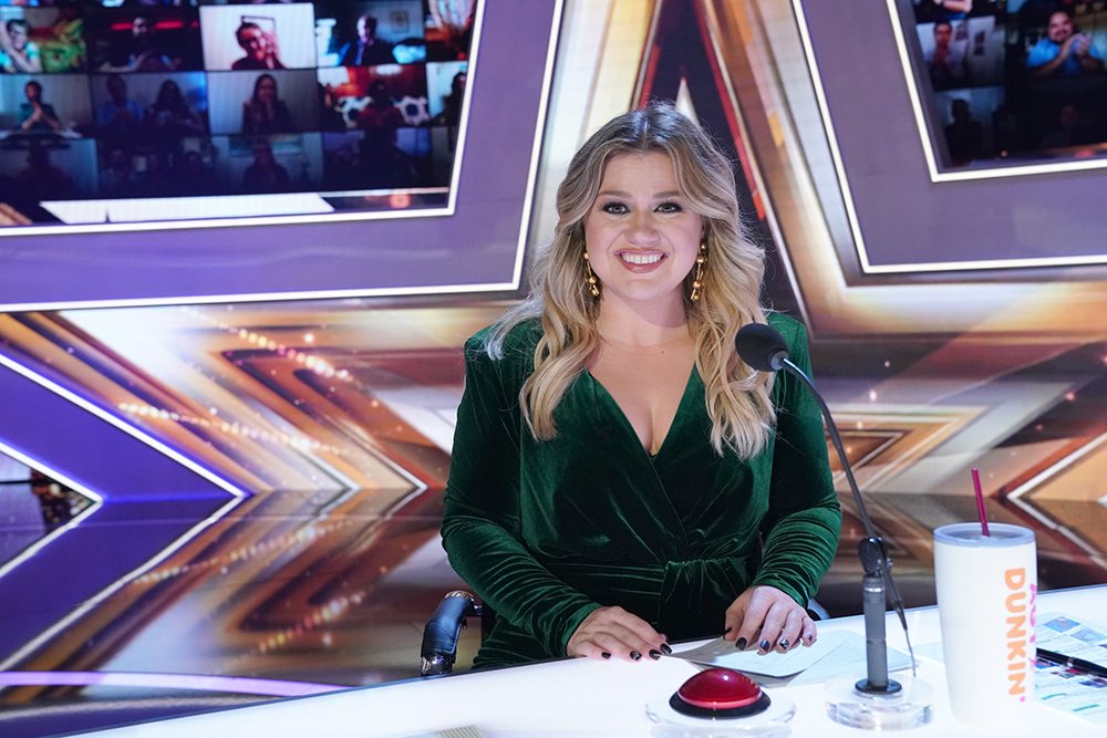 Kelly Clarkson at the set of "America's Got Talent," posing for a promotional image for the show's Episode 1511 in August 2020. I Image: Getty Images.