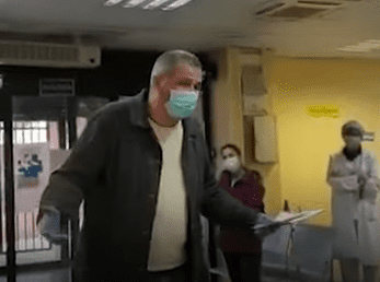 El taxista conmovido y agradecido tras recibir su sobre. | Foto: Youtube/ Guardian News