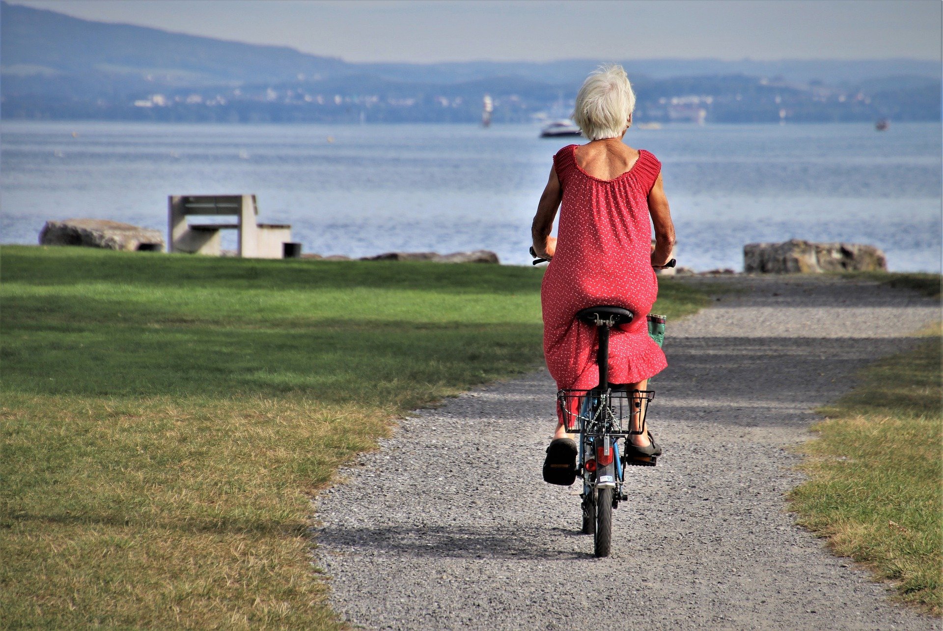 Pictured - An elderly woman riding a bike | Source: Pixabay