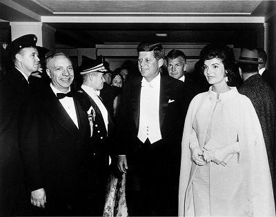 Jacqueline Kennedy Onassis junto a su esposo, el presidente John F. Kennedy en un evento. | Foto: Pixabay Jacqueline Kennedy Onassis junto a su esposo, el presidente John F. Kennedy en un evento. | Foto: Pixabay
