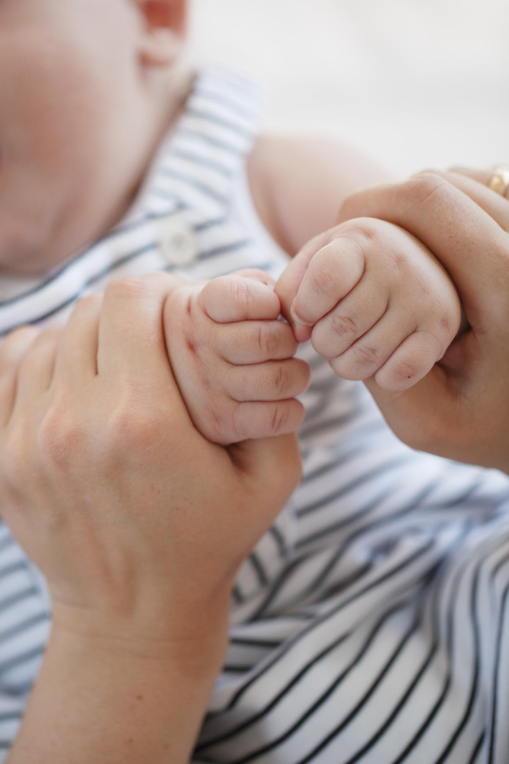 A person holding a baby's hands | Source: Freepik