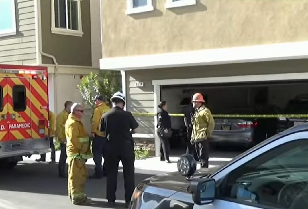 Oficiales en la residencia.| Fuente: YouTube/ABC 7 Oficiales en la residencia.| Fuente: YouTube/ABC 7