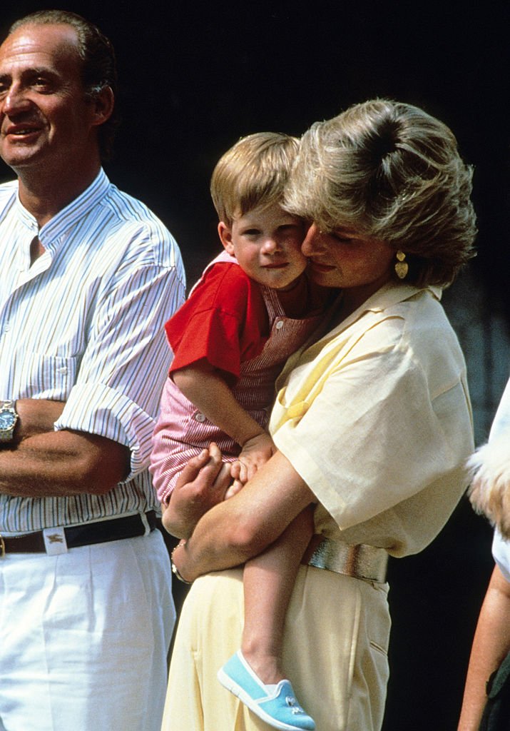 Diana sosteniendo al príncipe Harry junto al Rey Juan Carlos I, en el Palacio de Marivent. 1987 en Palma de Mallorca. | Foto: Getty Images