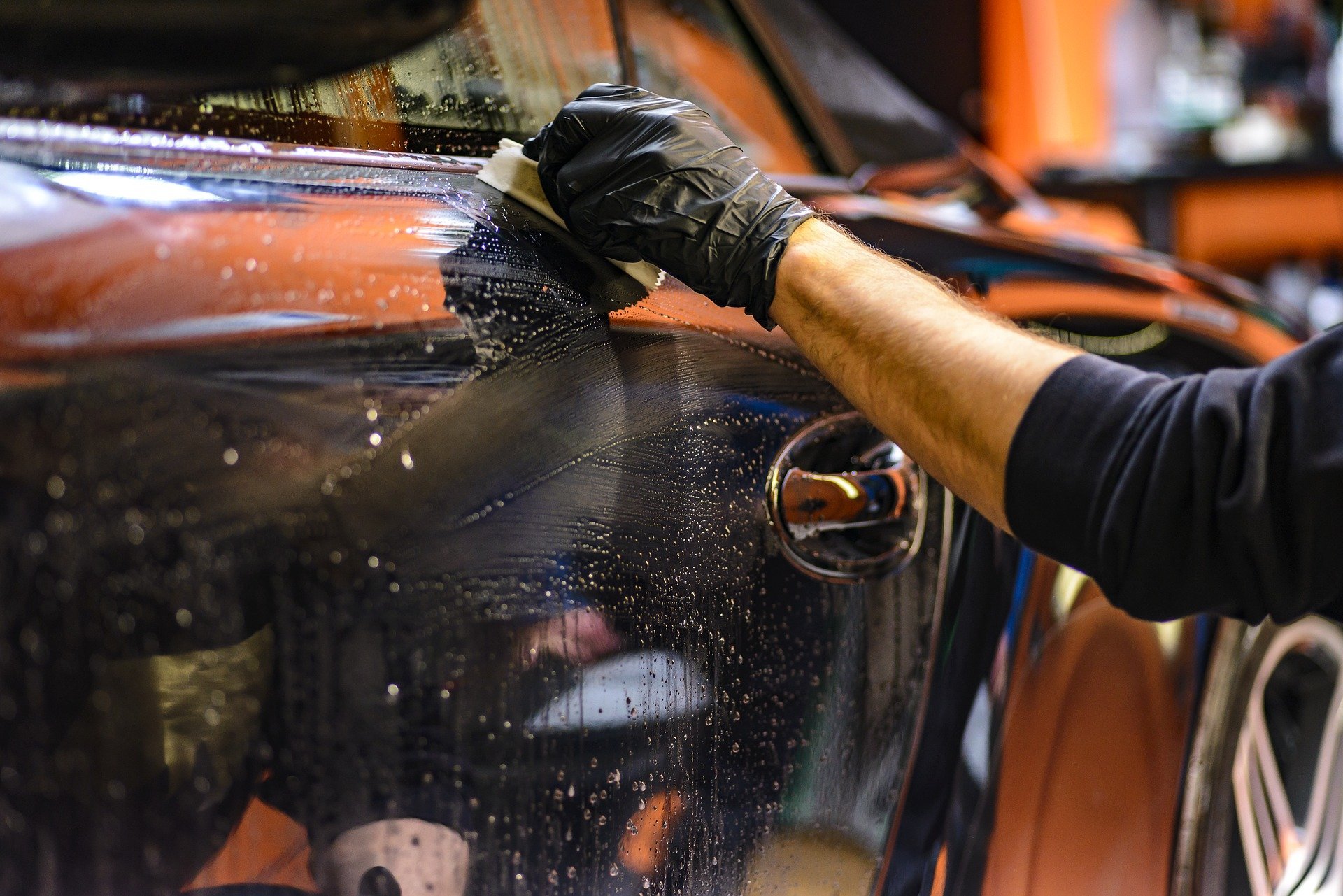 A man cleaning an expensive car. | Source: Dariusz Sankowski/Pixabay 