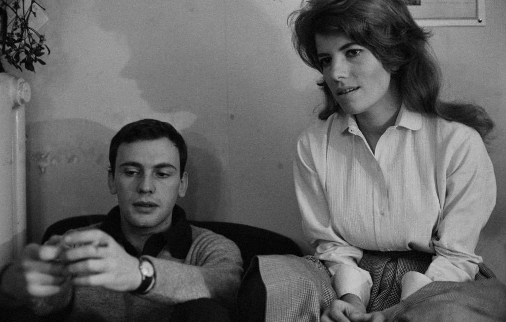 Jean-Louis Trintignant et sa femme Nadine chez eux à Paris dans les années 60, France. Circa 1960. | Photo : Getty Images