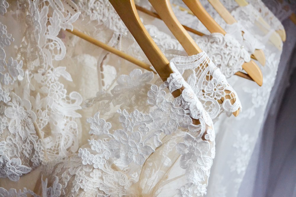 Une robe de mariée sur un cintre. l Source: Shutterstock Une robe de mariée sur un cintre. l Source: Shutterstock