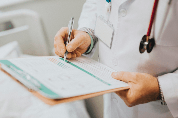 Médico haciendo anotaciones. │ Foto: Freepik