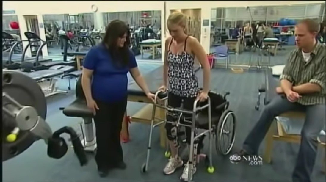 Jennifer Darmon and Mike Belawetz at the rehab center | Source: Youtube/ ABC News