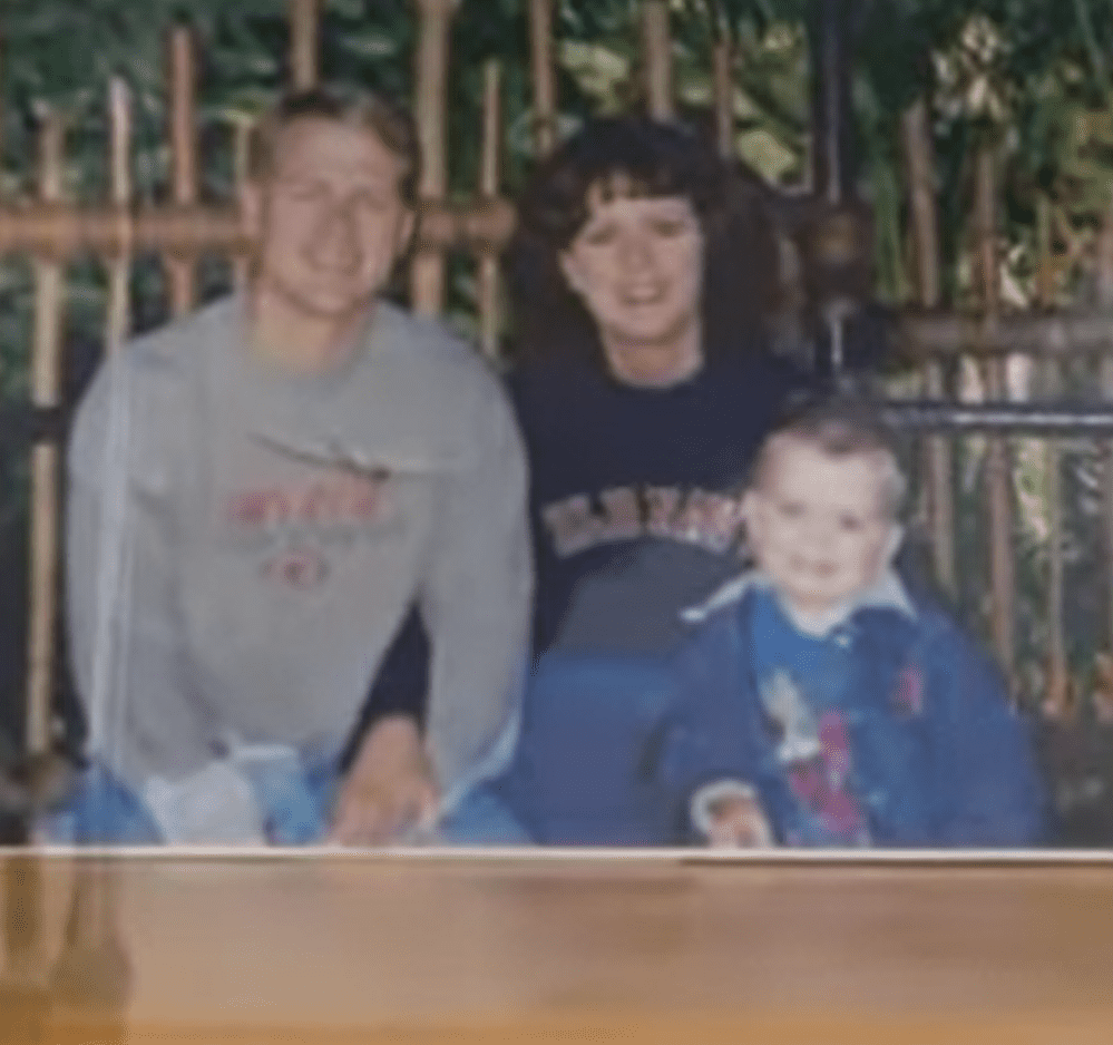 Colton Burpo con sus padres, Todd y Sonja Burpo en una foto de grupo familiar. | Foto: Youtube.com/Phillippians2v9to11