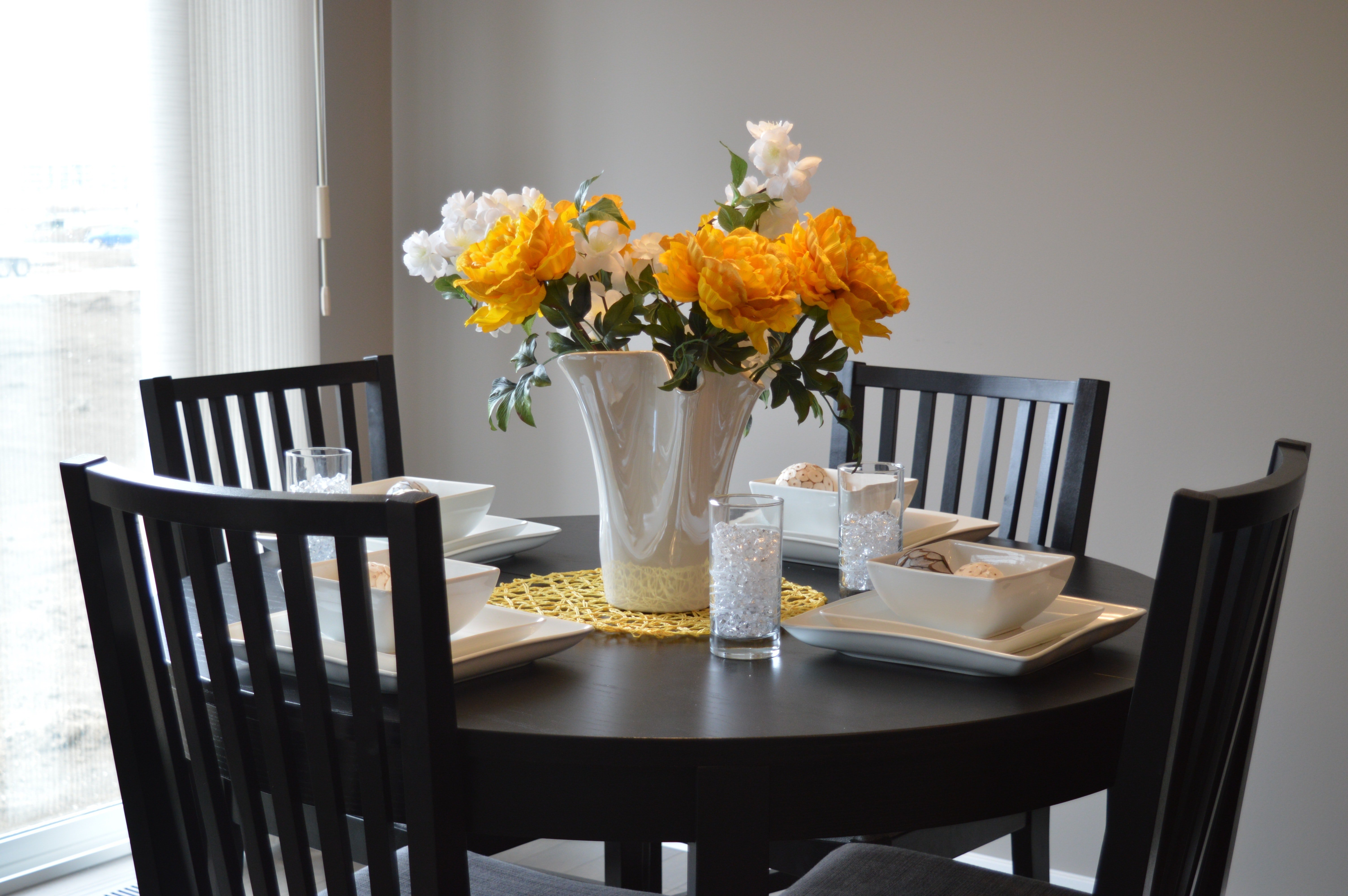 On table there is flower. Ваза с цветами на кухонном столе. Цветы в интерьере. Вазы с цветами в интерьере. Искусственные цветы в интерьере.