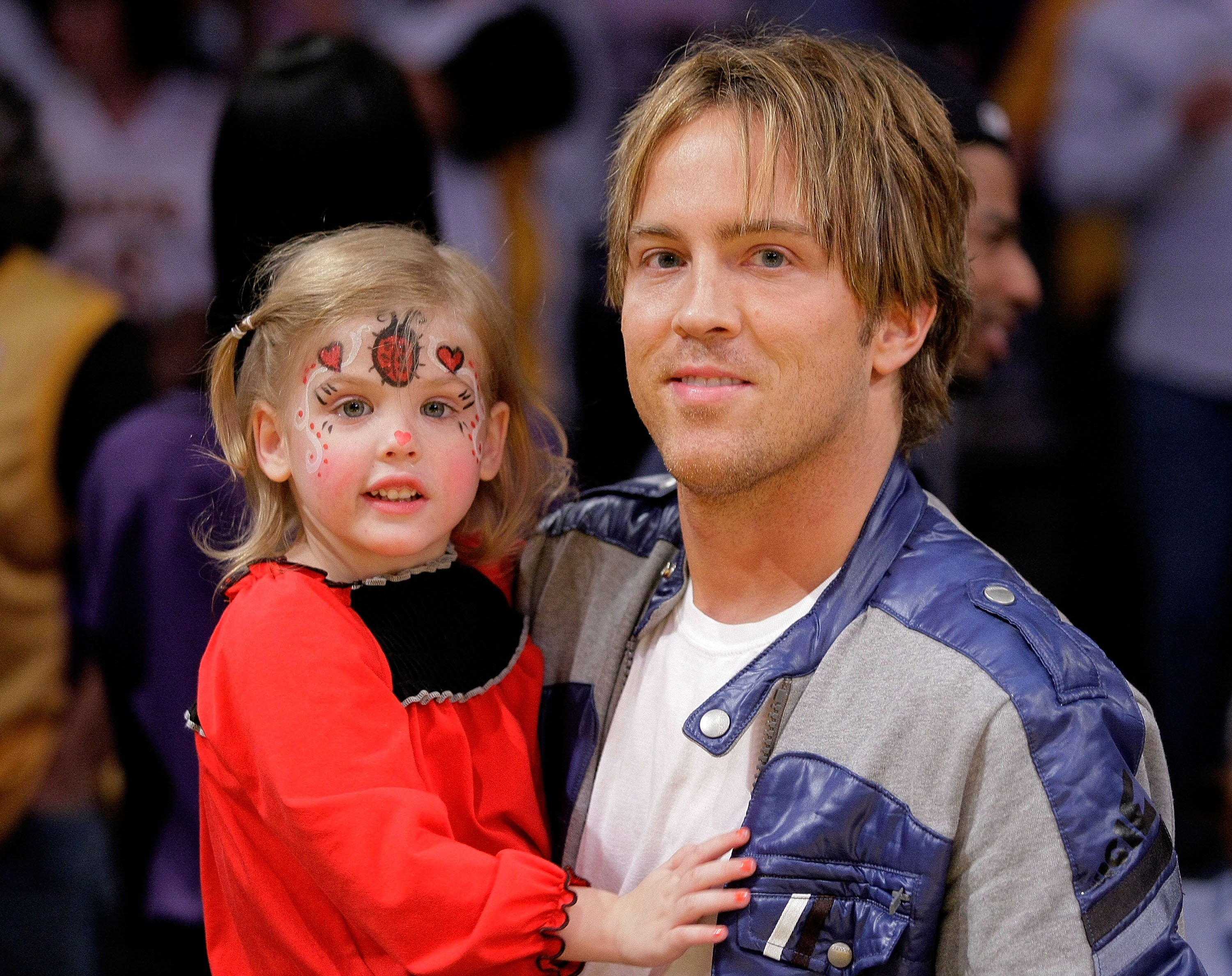 Larry Birkhead and his daughter Dannielynn Birkhead at a game between the New Orleans Hornets and the Los Angeles Lakers on November 8, 2009 in Los Angeles, California | Source: Getty Images