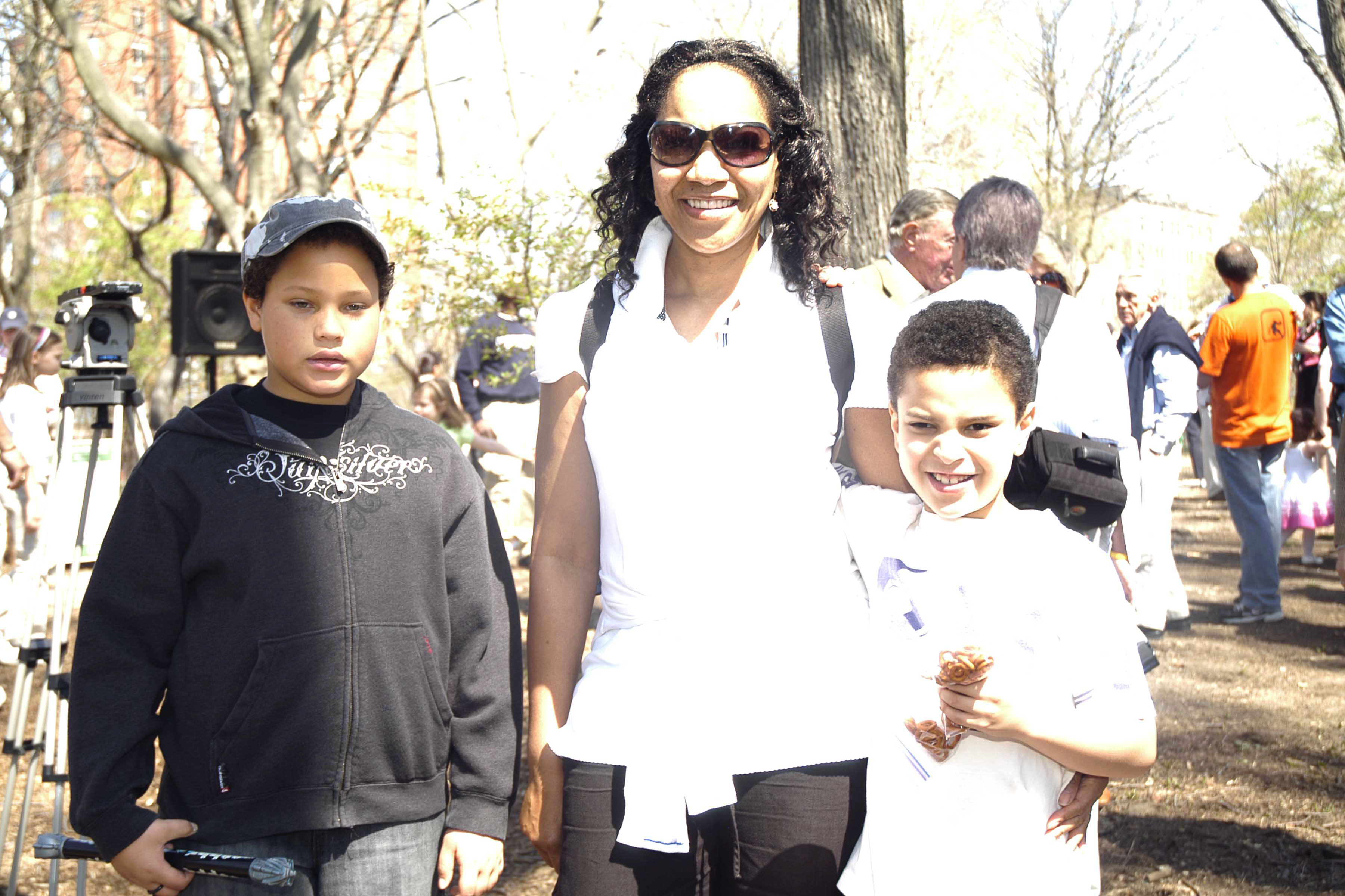 Grace Hightower and her children at The Central Park Conservancy Opens the Peter Jay Sharp Children's Glade on Earth Day on April 22, 2007, in New York City | Source: Getty Images