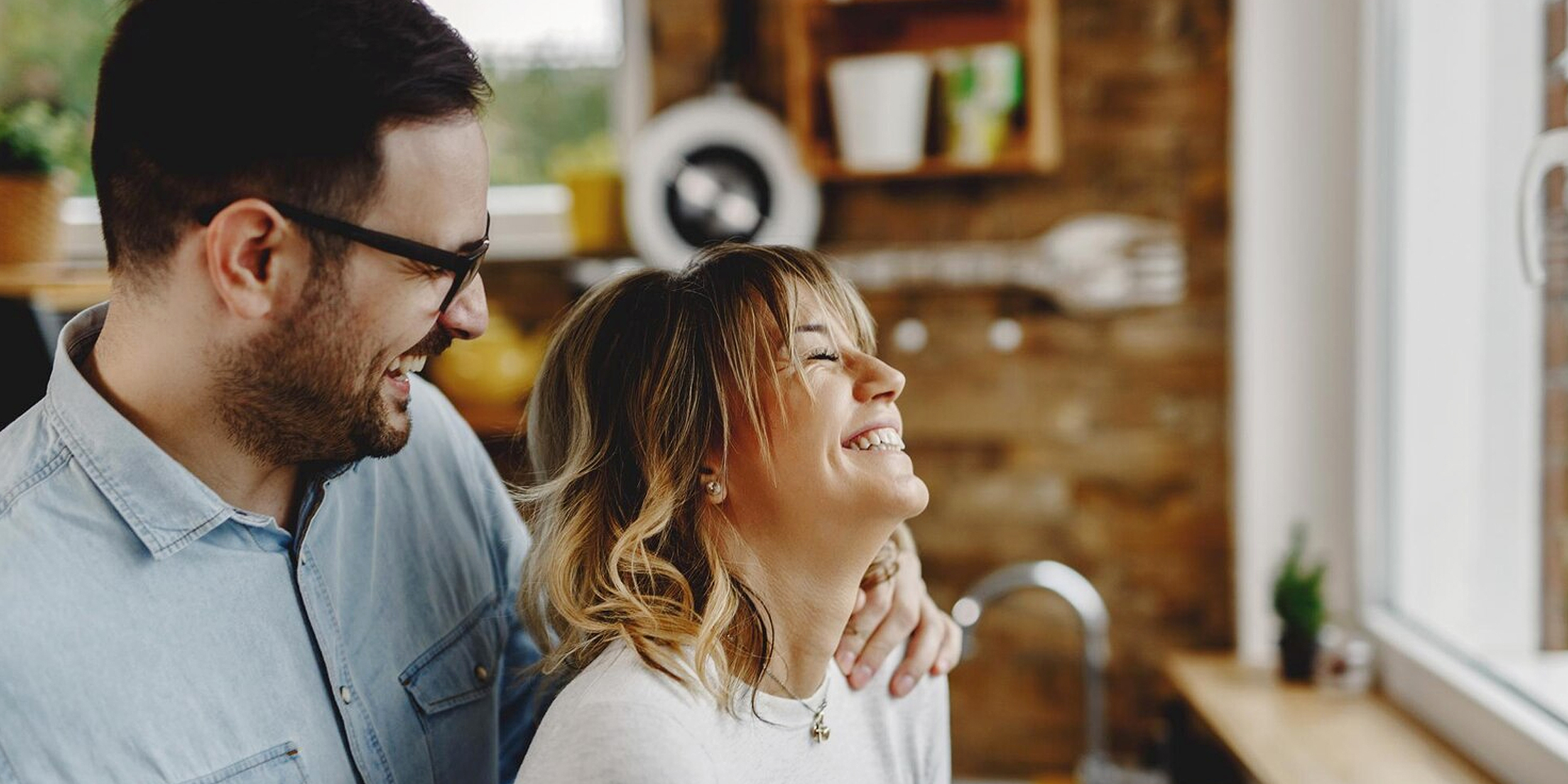 A couple laughing together | Source: Freepik