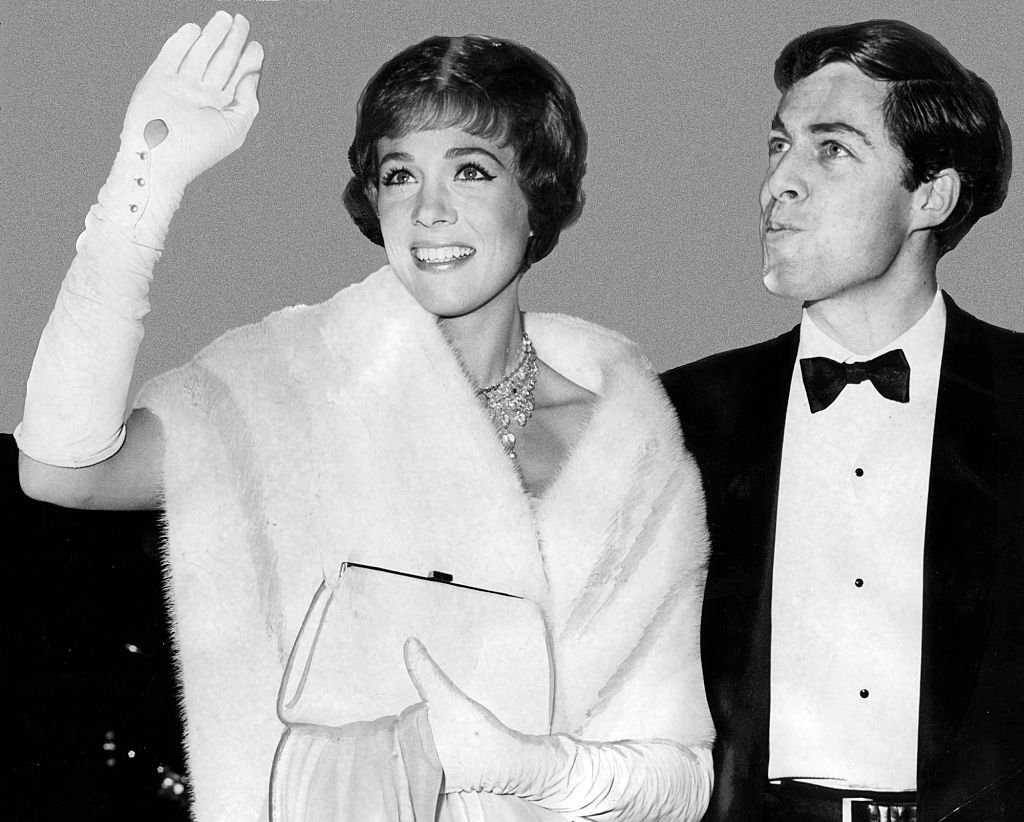 Julie Andrews with husband, Tony Walton at the 37th Oscar fete in 1965 | Photo: Getty Images