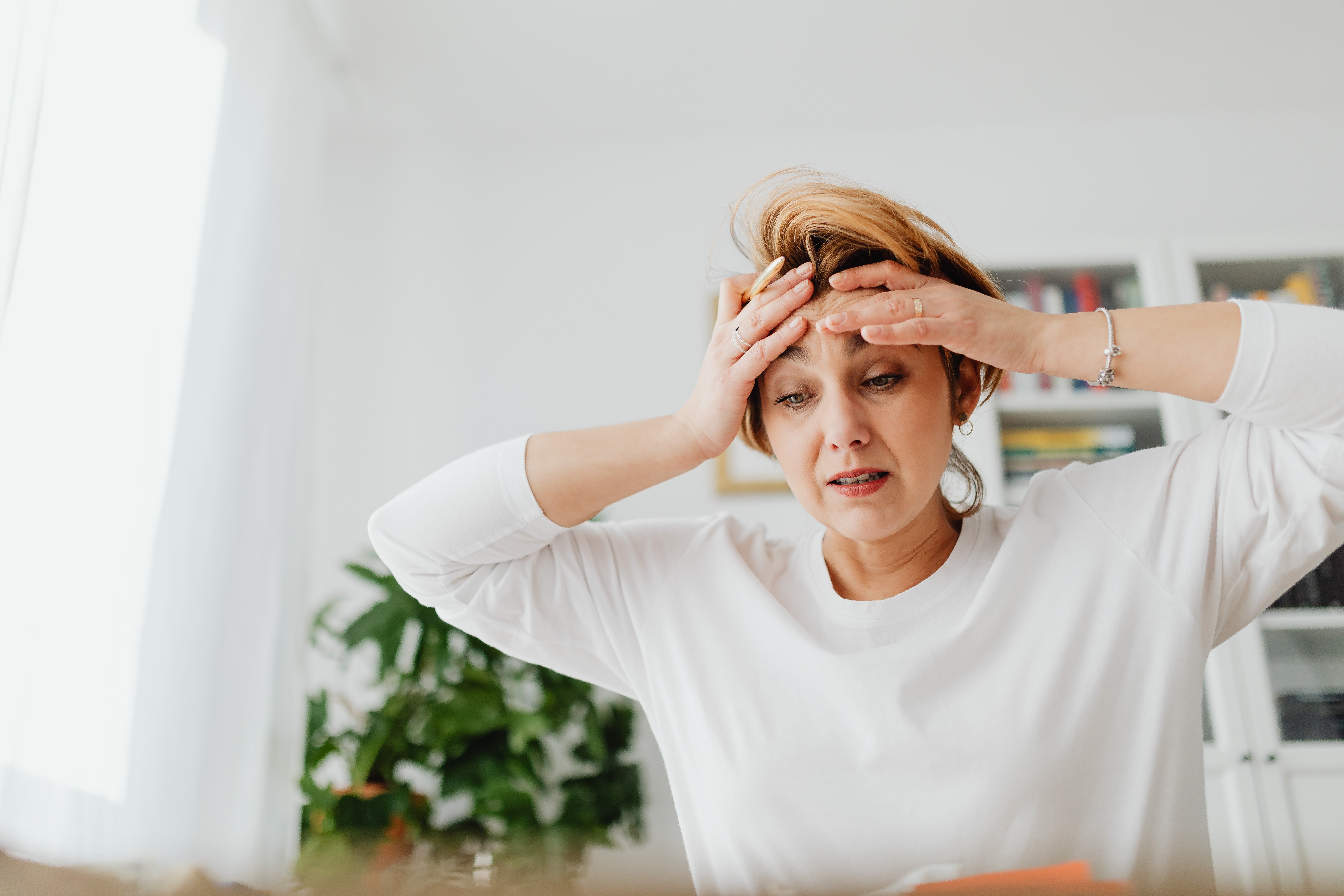 A distraught-looking woman. | Source: Pexels