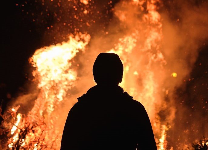 Hombre presenciando incendio. | Foto: Pexels
