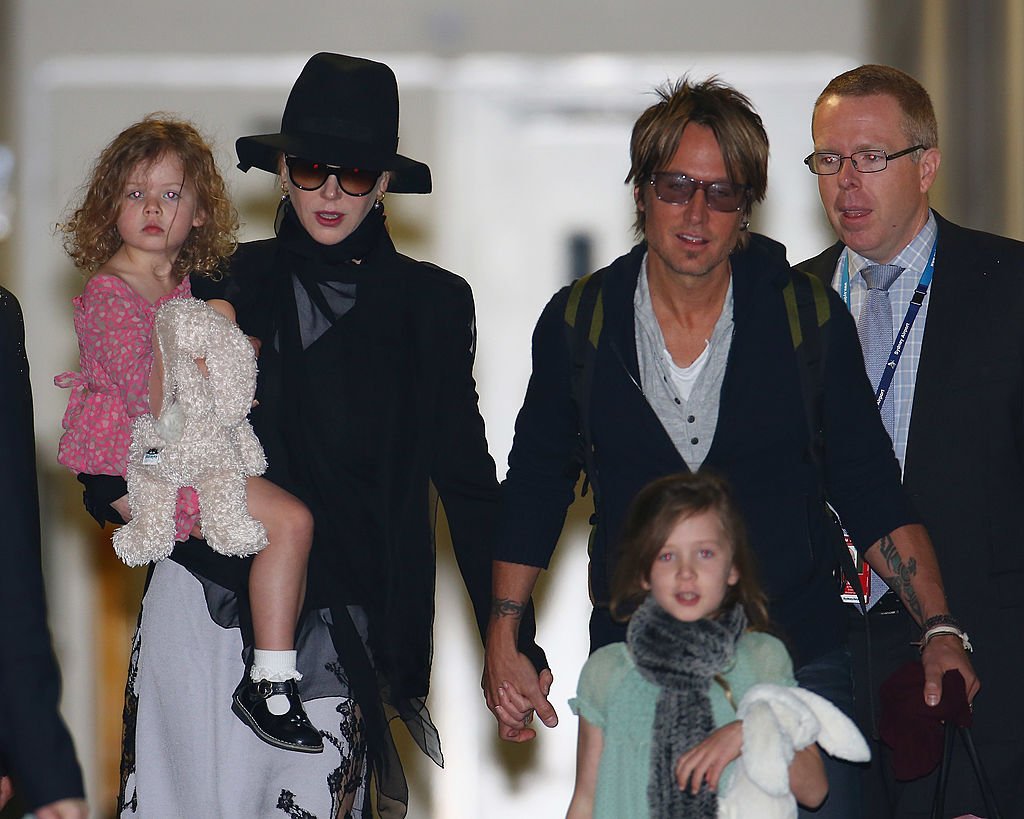 Nicole Kidman et Keith Urban arrivent avec leurs filles Faith Urban et Sunday Rose Urban à l'aéroport international de Sydney le 11 juin 2014 à Sydney, en Australie. | Photo : Getty Immages