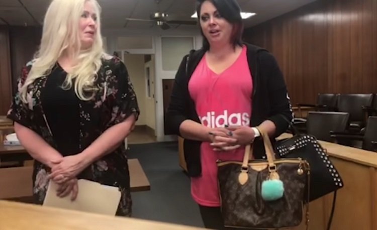 Karla Robinson (izquierda) y Jessi Coleman (derecha) en el juzgado del condado de Washington, en Bartlesville, Oklahoma. | Foto: Facebook/CatersClips Karla Robinson (izquierda) y Jessi Coleman (derecha) en el juzgado del condado de Washington, en Bartlesville, Oklahoma. | Foto: Facebook/CatersClips