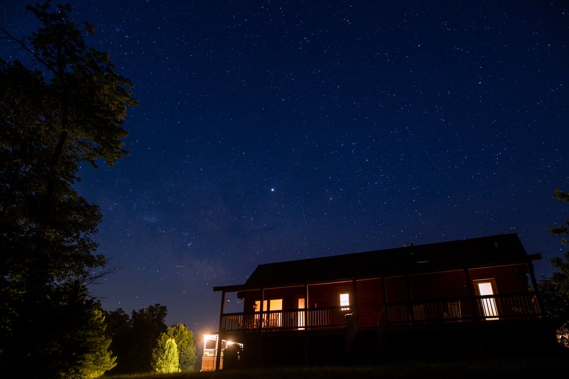 Casa en la noche. | Foto: Pexels