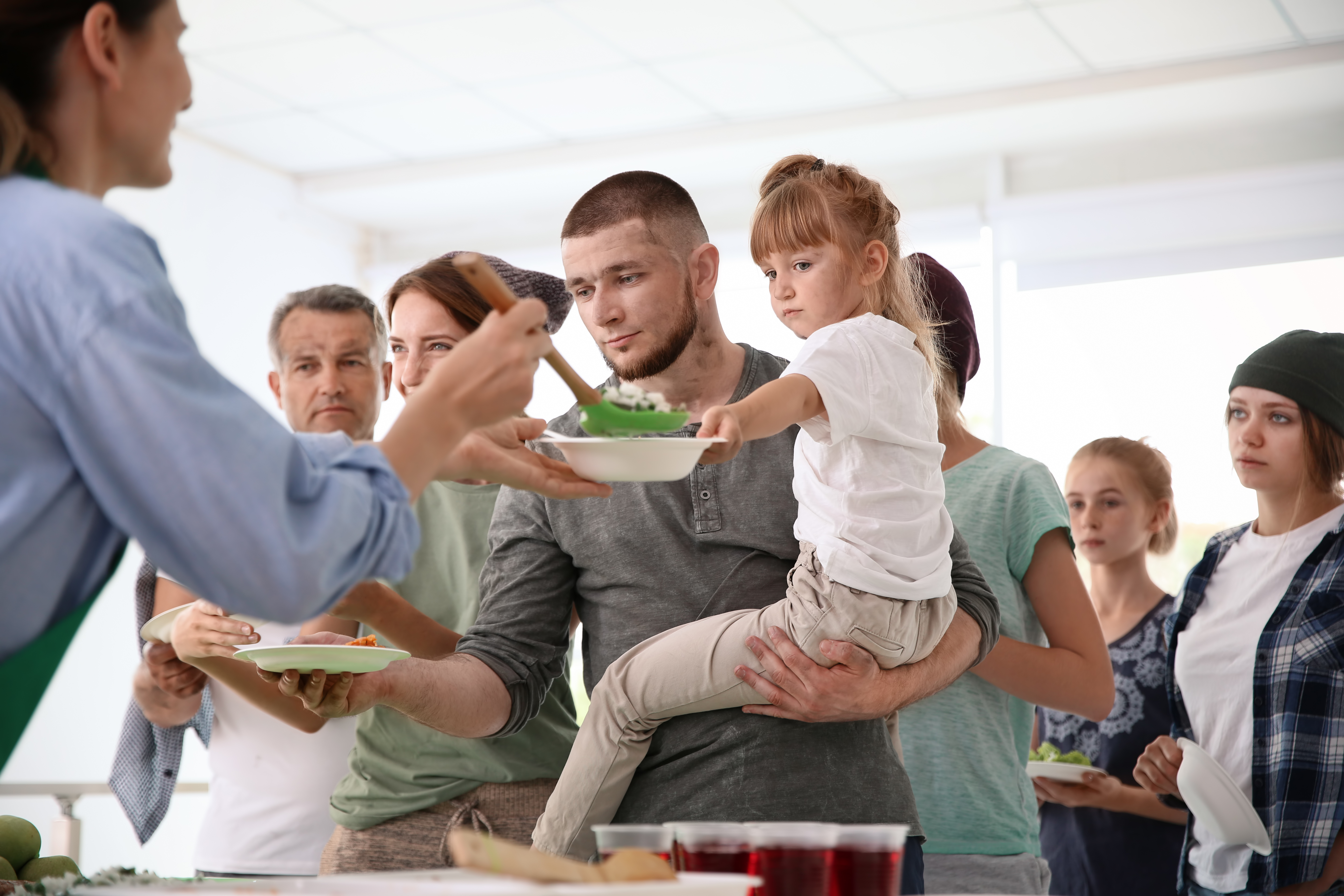 Menschen stehen in der Schlange für Essen | Quelle: Shutterstock