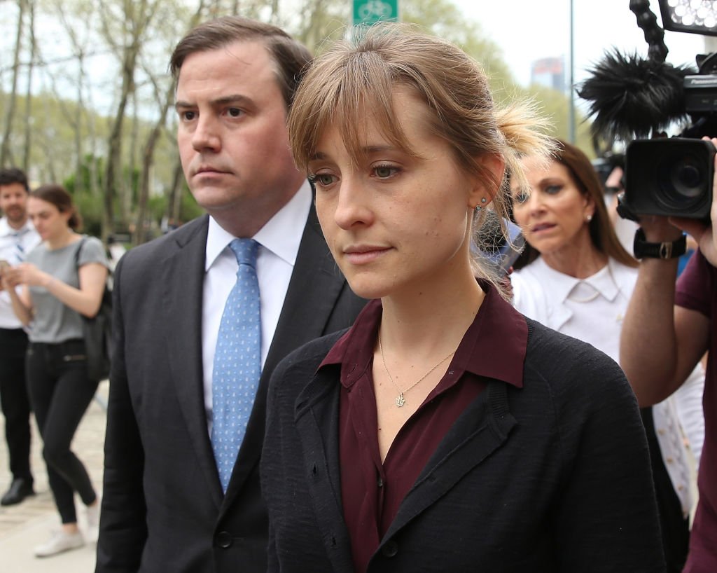 L'actrice Allison Mack (R) quitte le tribunal de district de l'Est des États-Unis après une audience de mise en liberté sous caution concernant les accusations de trafic sexuel portées contre elle le 4 mai 2018. | Photo : Getty Images