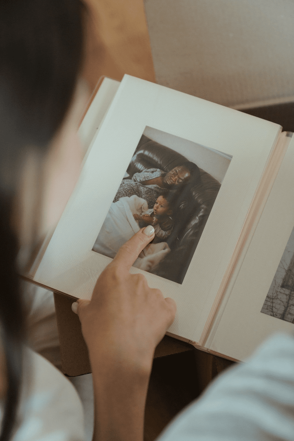 Jennifer bot an, ihre Fotoalben mitzubringen. | Quelle: Pexels