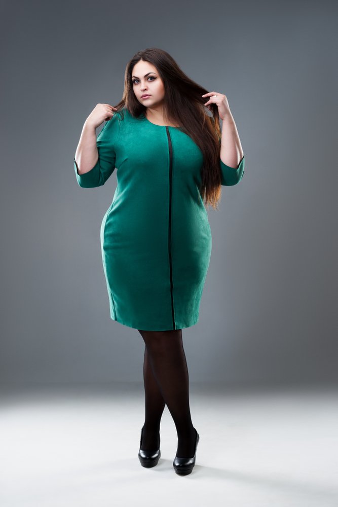 Modelo de talla grande usando un vestido ceñido. I Foto: Shutterstock