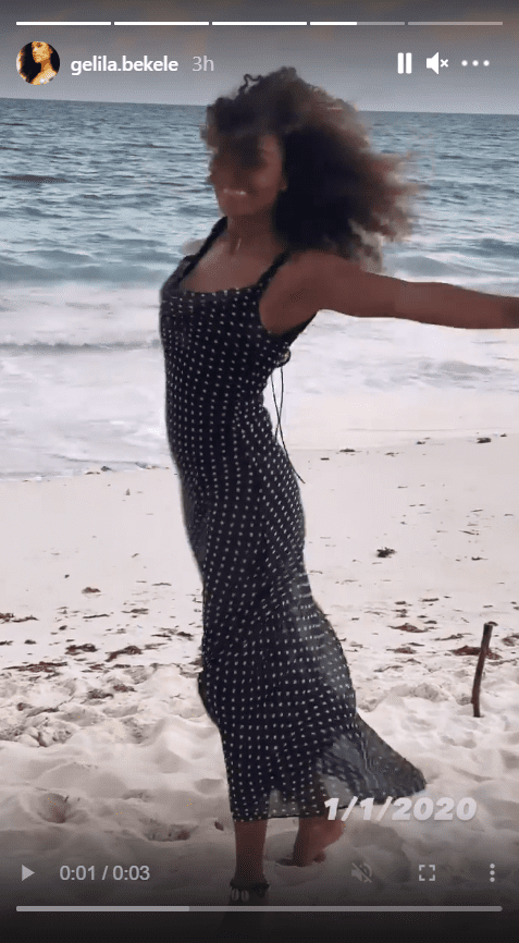 Image of Gelila Bekele having fun on the beach on New Year's Day 2020 | Photo: Instagram/gelila.bekele