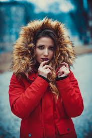 Woman wearing a jacket with fur. | Photo: Pexels