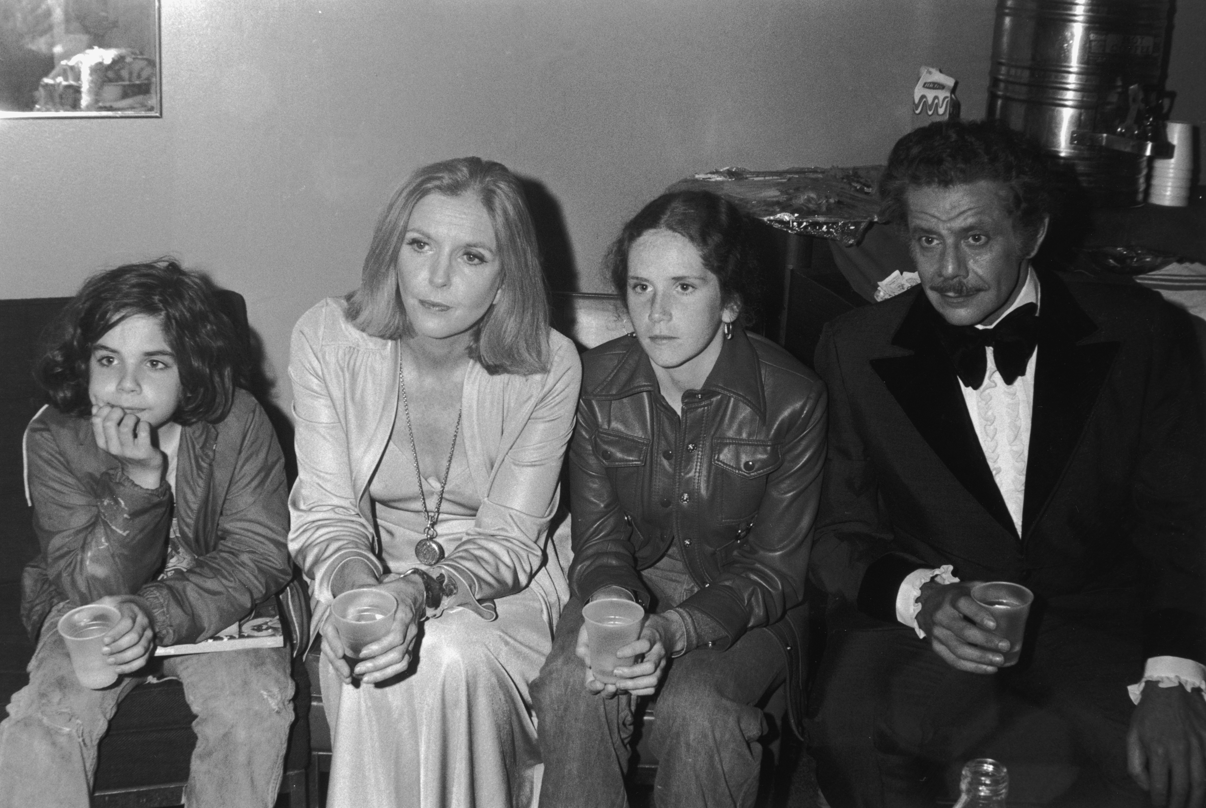 Ben Stiller, Ann Meara, Amy Stiller und Jerry Stiller, fotografiert 1976 mit dem Blick von der Kamera weg | Quelle: Getty Images