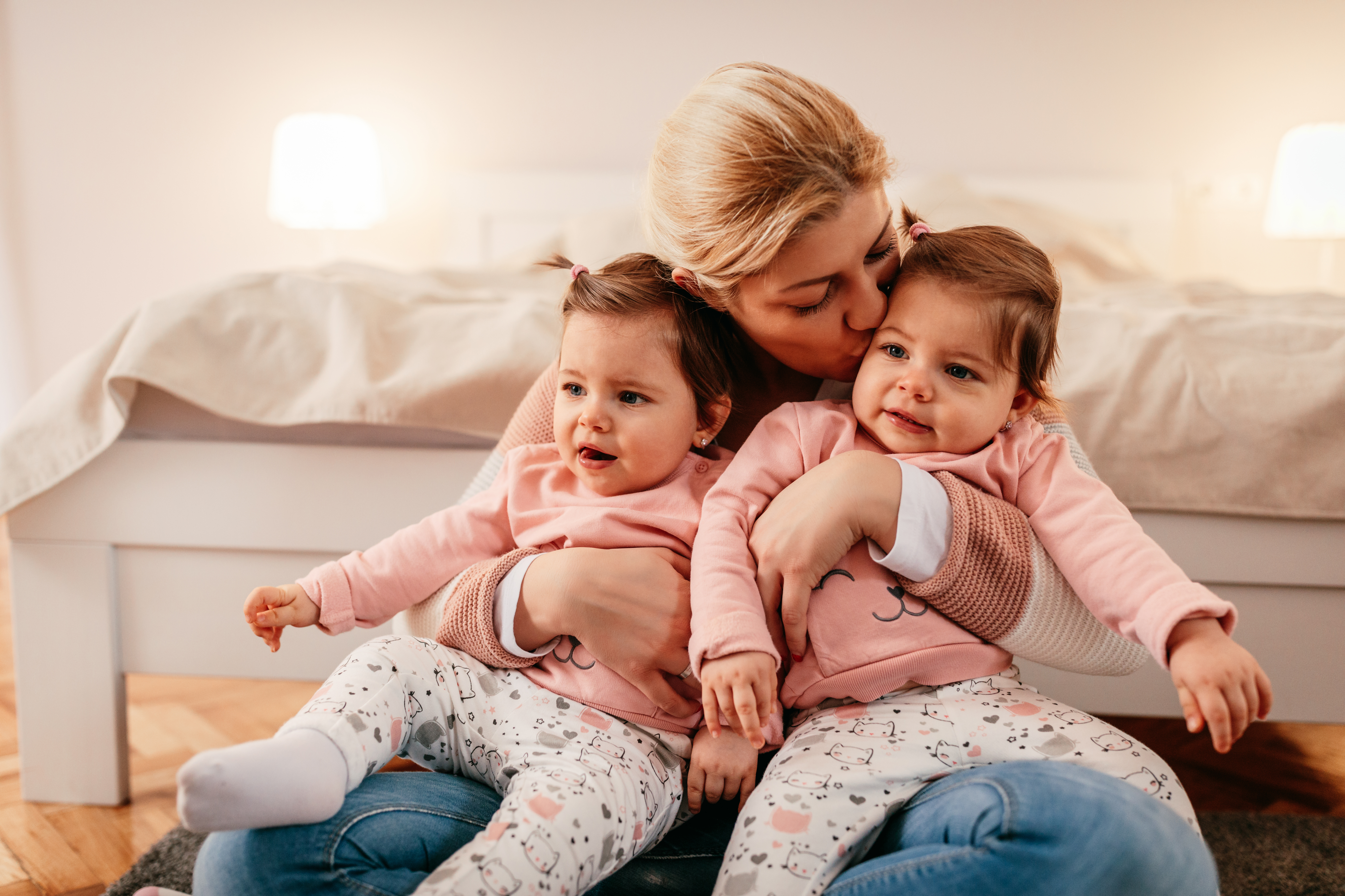 Uma mãe com filhas gêmeas | Fonte: Shutterstock