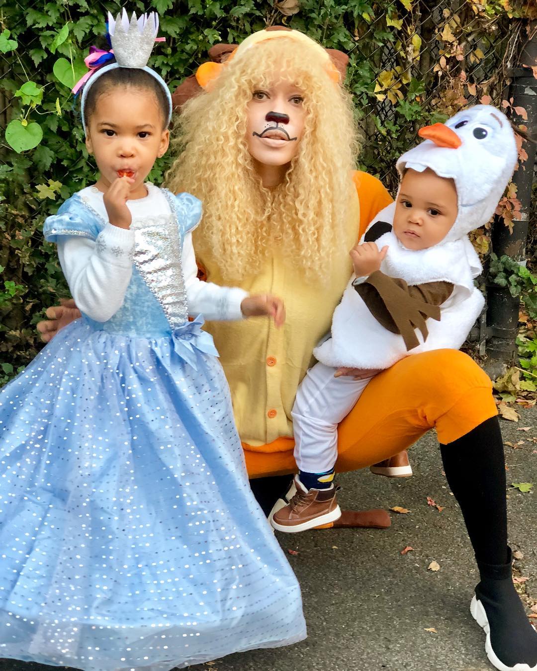 Diandra Forrest poses with her daughter and son, from a post dated November 1, 2018 | Source: Instagram/diandraforrest