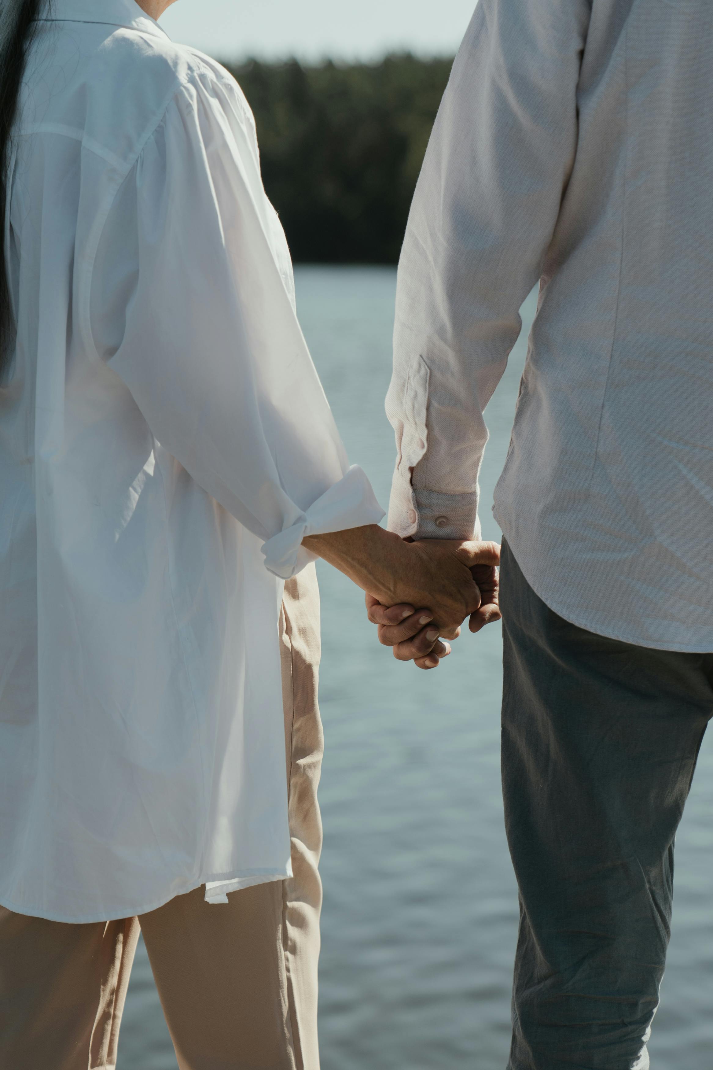 A middle-aged couple holding hands | Source: Pexels