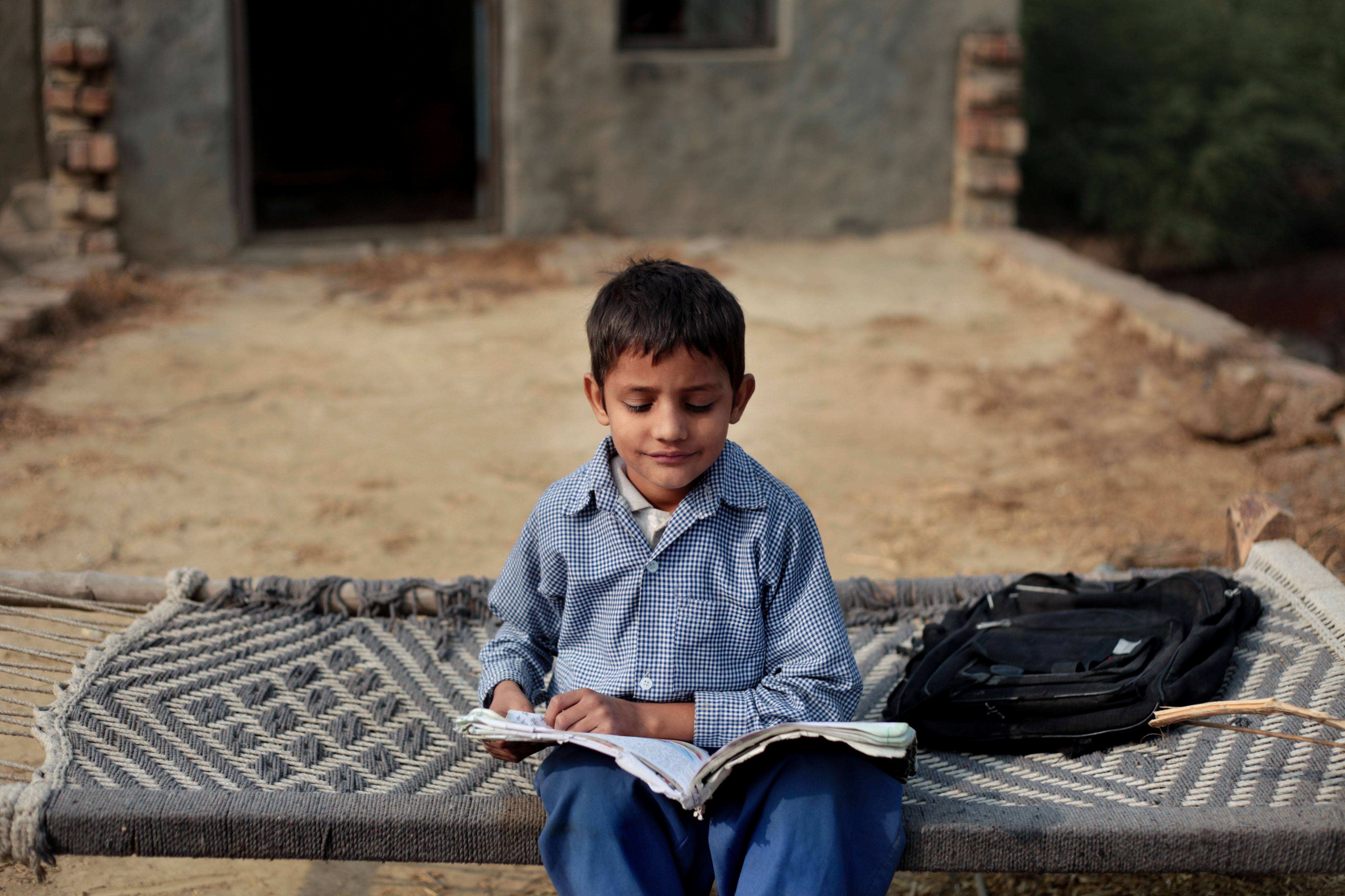 Ein Junge macht seine Hausaufgaben in einer ländlichen Gegend. | Quelle: Getty Images