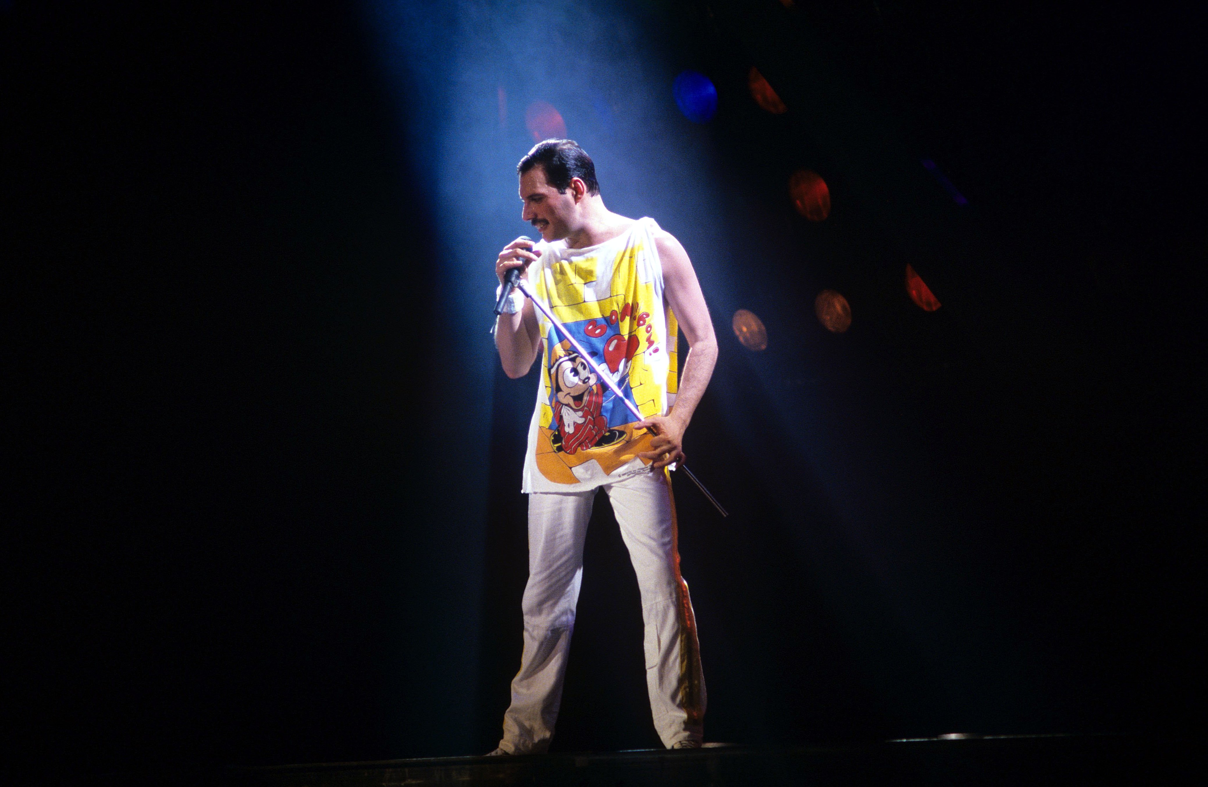 Freddie Mercury bei einem Auftritt mit Queen, 15. Juni 1985 | Quelle:  Getty Images