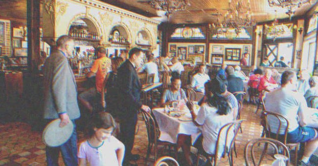 Varias personas sentadas en diferentes mesas en un restaurante elegante. | Foto: Shutterstock