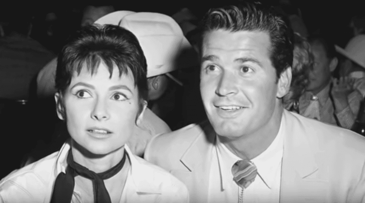 James Garner and Lois Clarke. | Source: Youtube.com/AssociatedPress