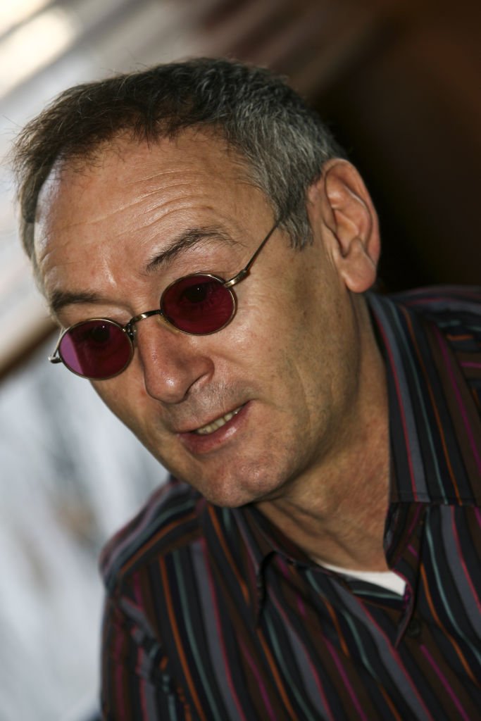 Michael JONES, chanteur gallois et fidèle supporter de l'Olympique Lyonnais, pose devant le Stade de Gerland, rebaptisé Stade Matmut, à Lyon le 11 janvier 2007. | Photo : Getty Images