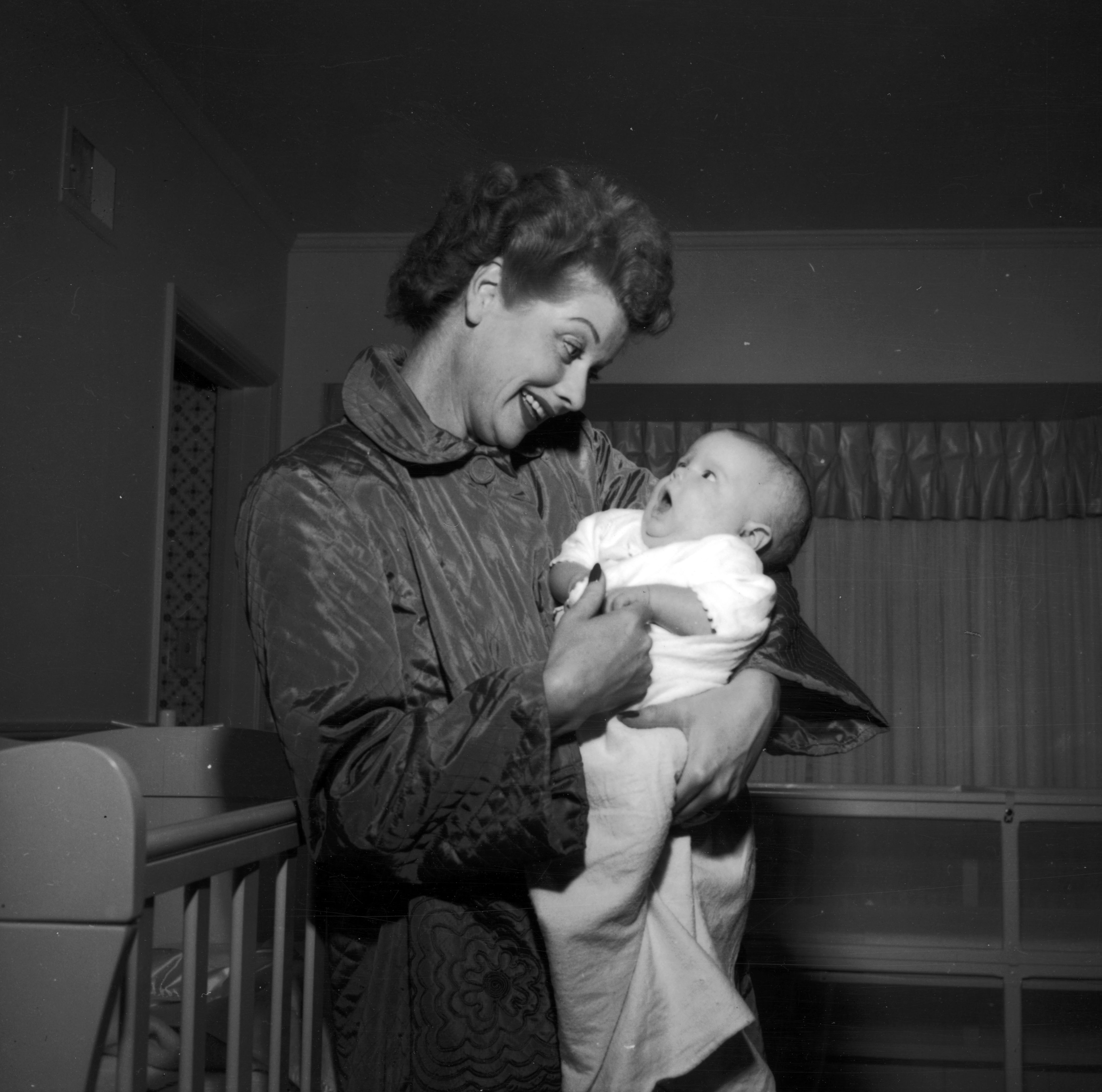 Lucille Ball and Desi Arnaz Jr. at home with in 1953 | Source: Getty Images