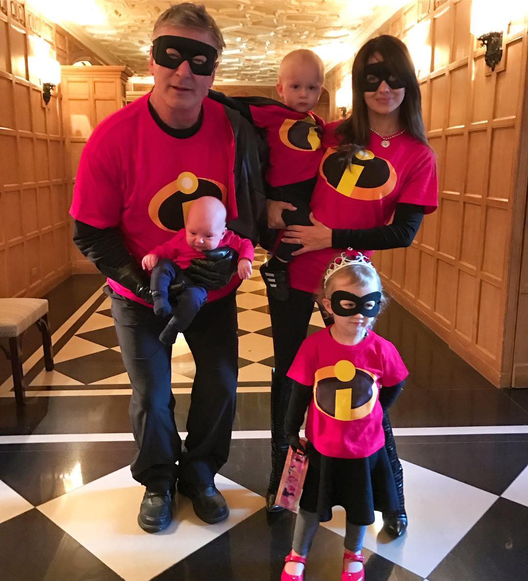 Alec and Hilaria Baldwin with their children from a post dated October 31, 2016. | Source: Instagram/hilariabaldwin