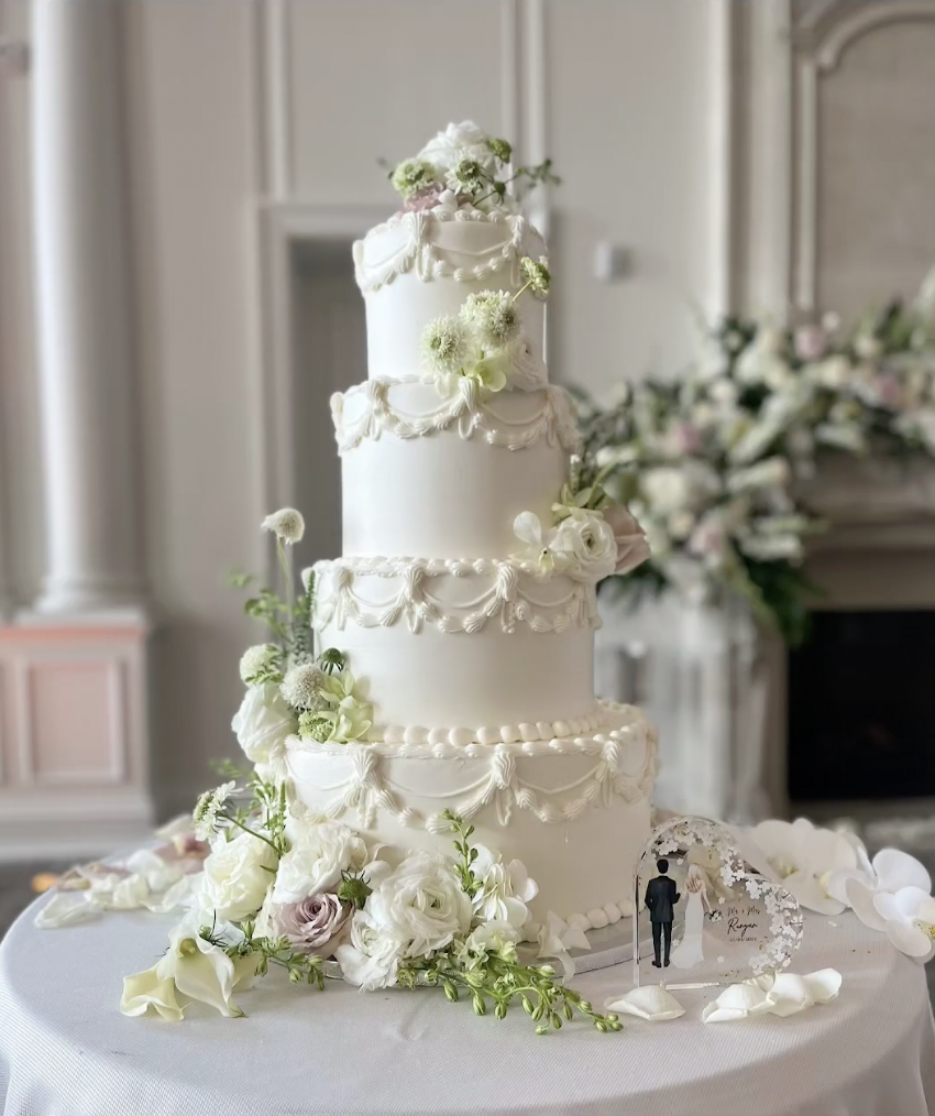 The wedding cake at Victoria Schultz and Jon Runyan Jr.'s wedding, posted on July 9, 2024 | Source: Instagram/Xtraordinaryevents