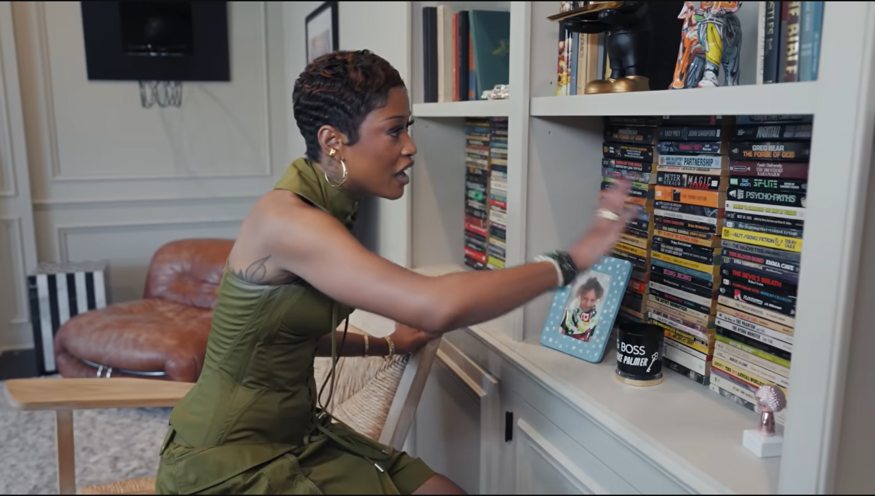 Palmer gestures toward a massive collection of vintage paperbacks curated by her sister, who completely loves classic spooky tales. | Source: YouTube/@Archdigest
