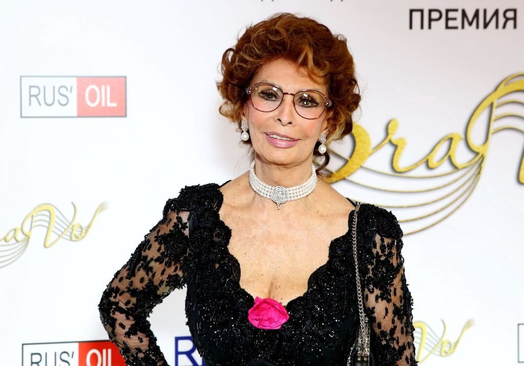 Sophia Loren assiste à la remise des prix internationaux de musique professionnelle BraVo à "Europeisky" halll à Moscou, Russie. | Photo : Getty Images