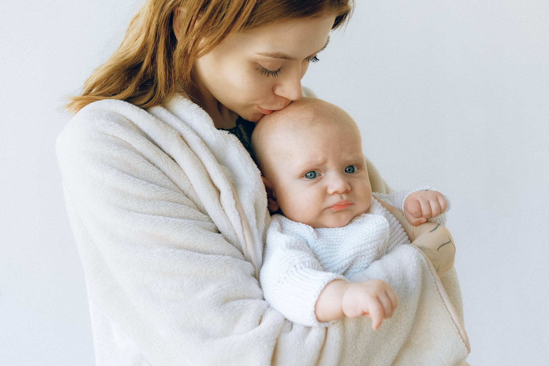 Une femme tenant un bébé. | Photo : Pexel
