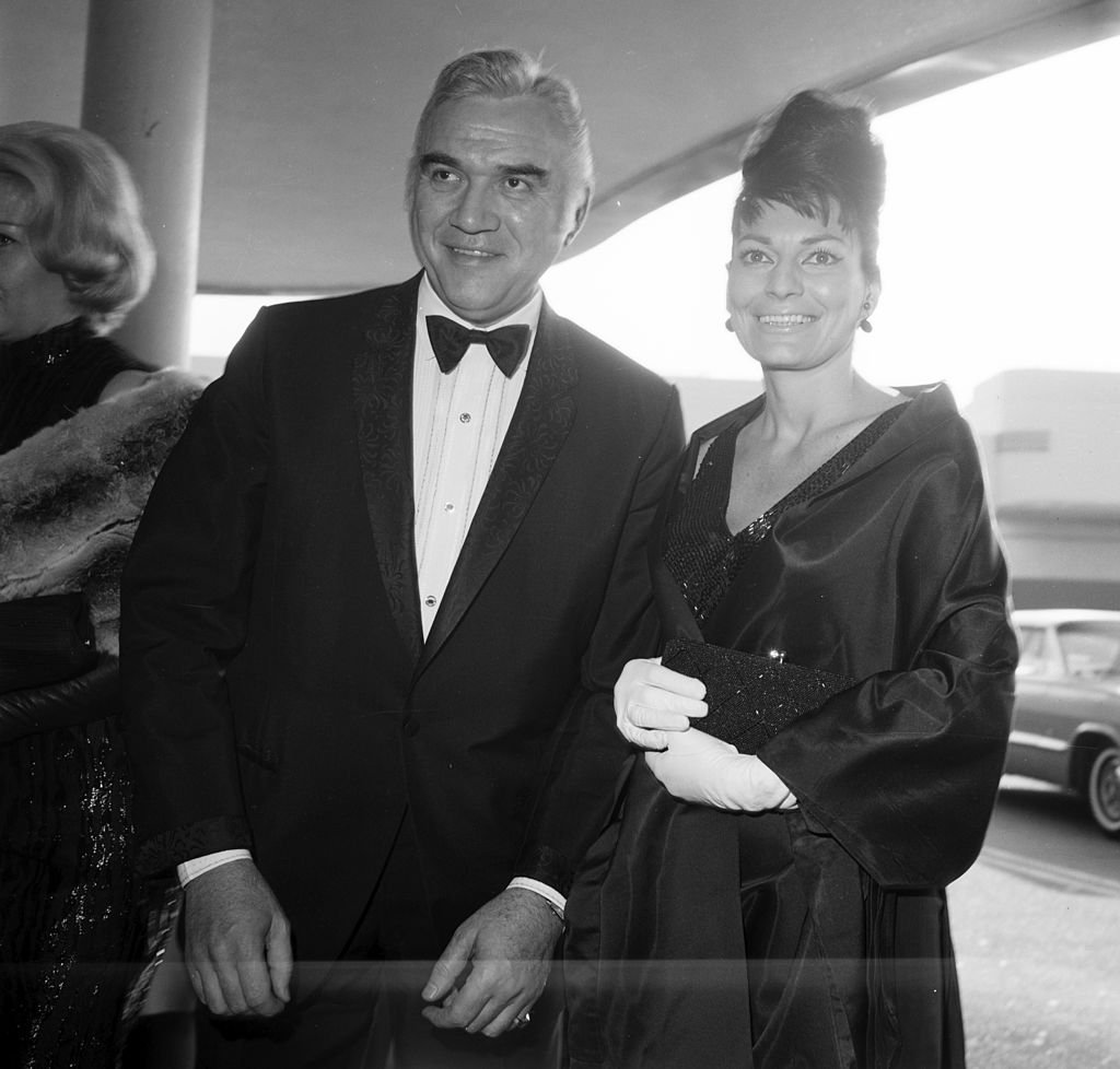  Actor Lorne Greene and his wife Nancy Deale attend a party in Los Angeles, California, circa 1962. | Photo: Getty Images