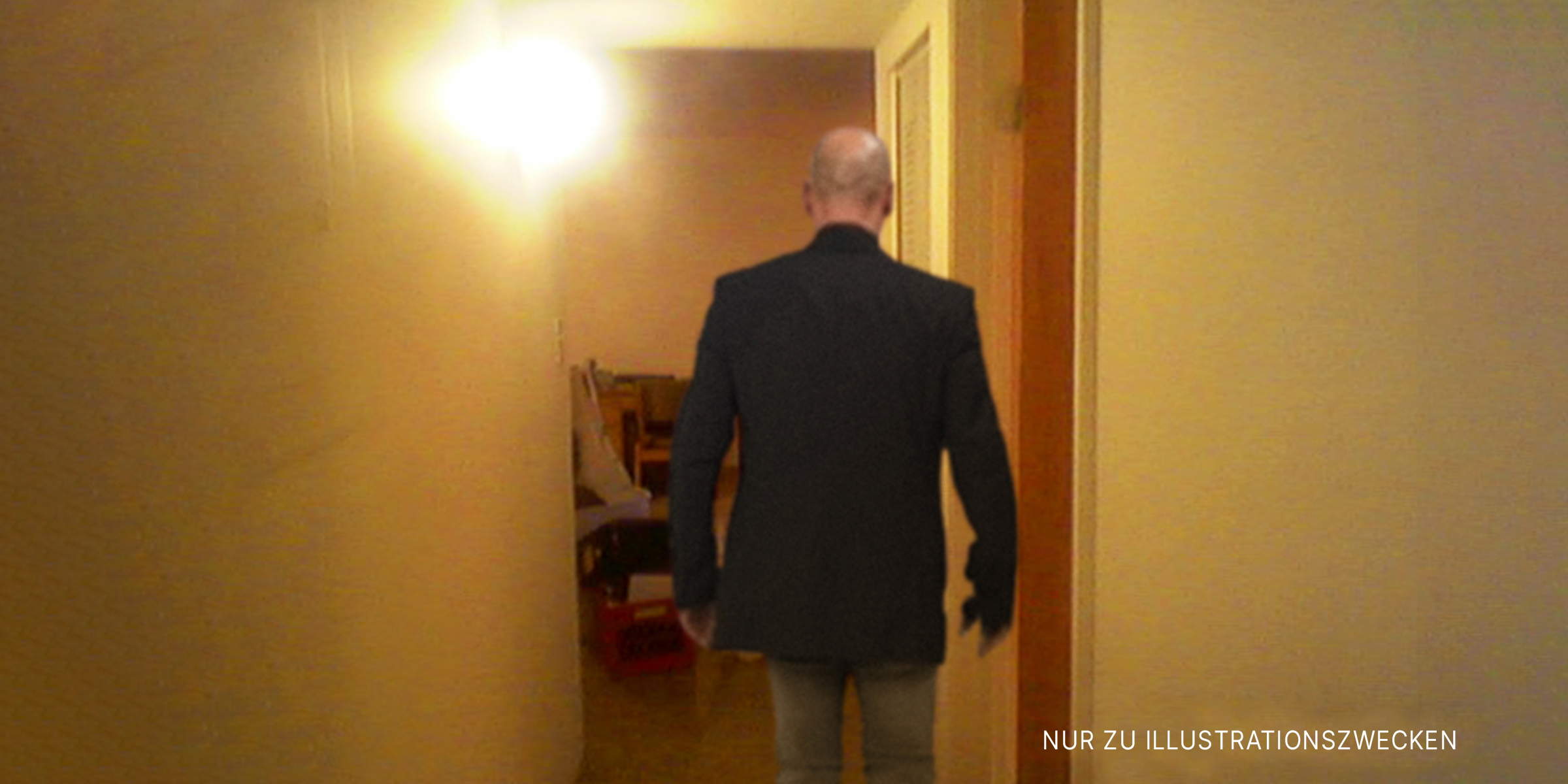 Mann betritt einen Raum | Quelle: Shutterstock Flickr / kurmbox (CC BY-SA 2.0)